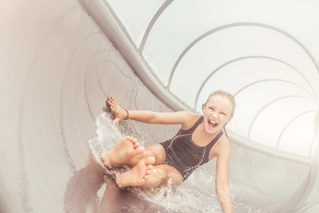 Kind auf einer Rutsche in der Therme