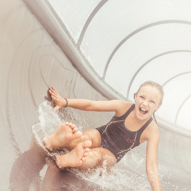 Kind auf einer Wasserrutsche