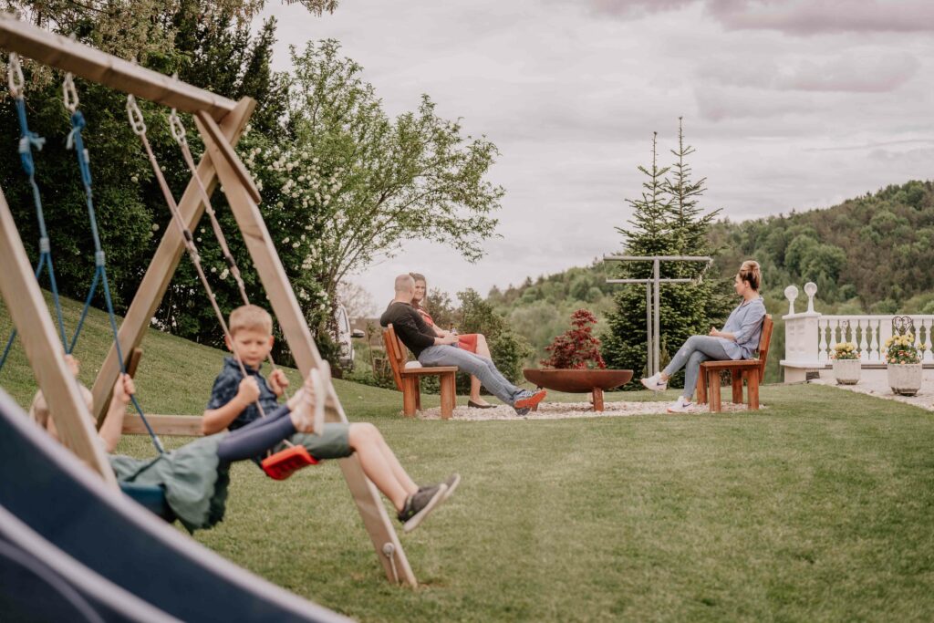 Spielplatz und Feuerstelle