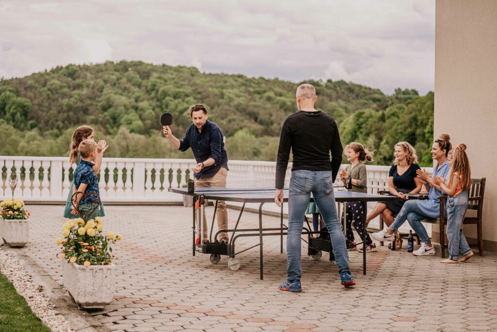 Tischtennis auf der Terrasse für gemeinsame Stunden